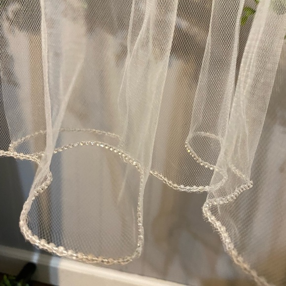Medium length bridal veil - Picture 3 of 5